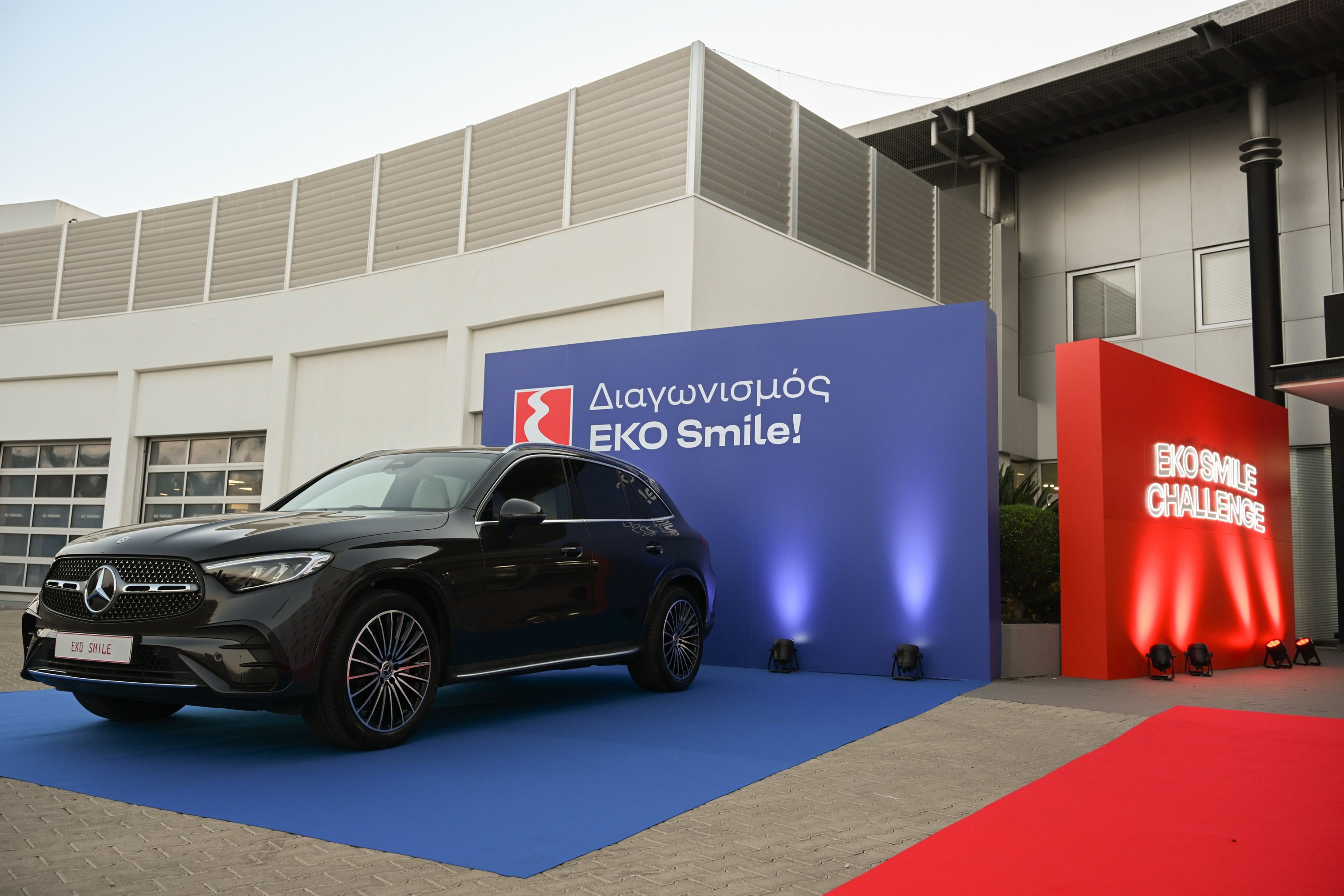 Smiling Benz Διαγωνισμός Smile & Win: Ο τρίτος νικητής έφυγε με μία Mercedes-Benz ...