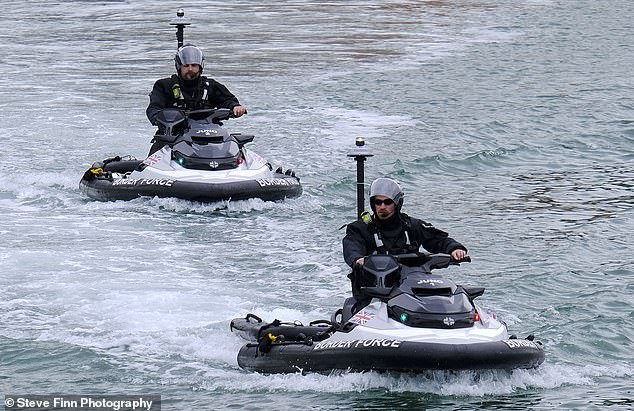 43827505-9653583-Two_Border_Force_officers_seen_using_jet_skis_to_patrol_the_Chan-a-4_1622846013547[1].jpg