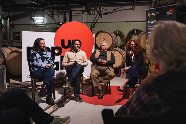 AT6A9120 -συζητητές.jpg