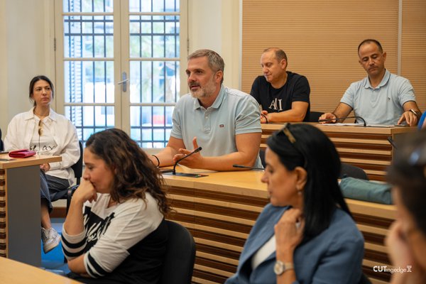 D4200704 CUTing Edge.jpg