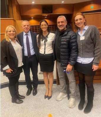 ΕΛΕΝΗ - ΠΟΛΛΟΙ.jpg