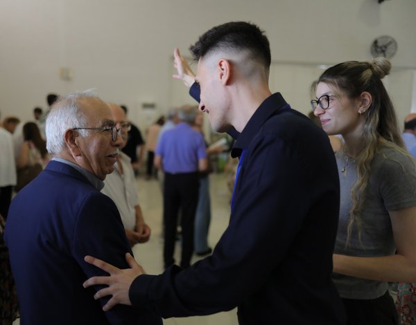 Ο νεαρός Κυριάκος Τζιούρρος δείχνει τον δρόμο προς την Γιαλούσα στον Ζ. Κουλία .jpg