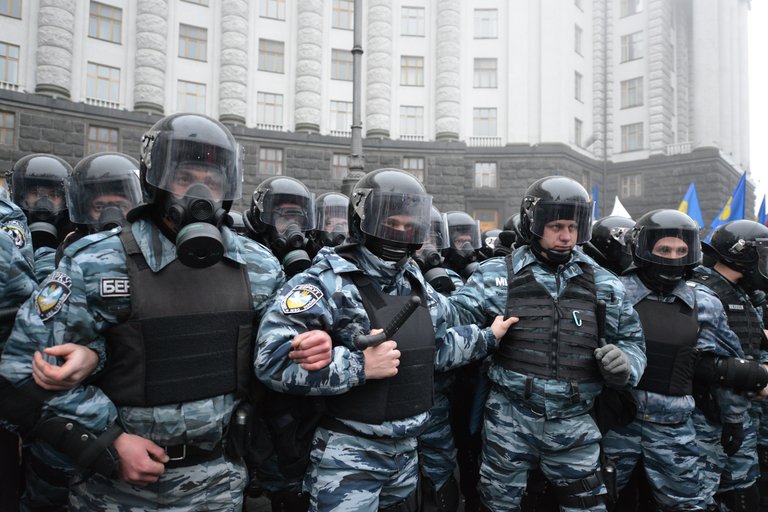 Riot_police_by_the_building_of_the_Cabinet_of_Ministers.jpg