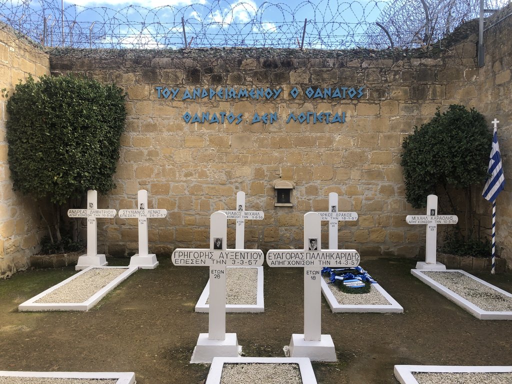 φυλακισμένα μνήματα