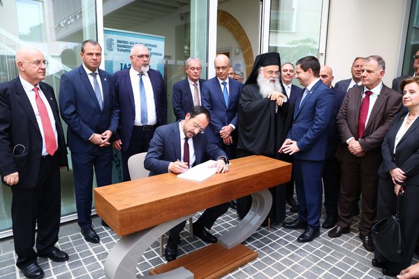 υπογραφή προεδρος.jpg